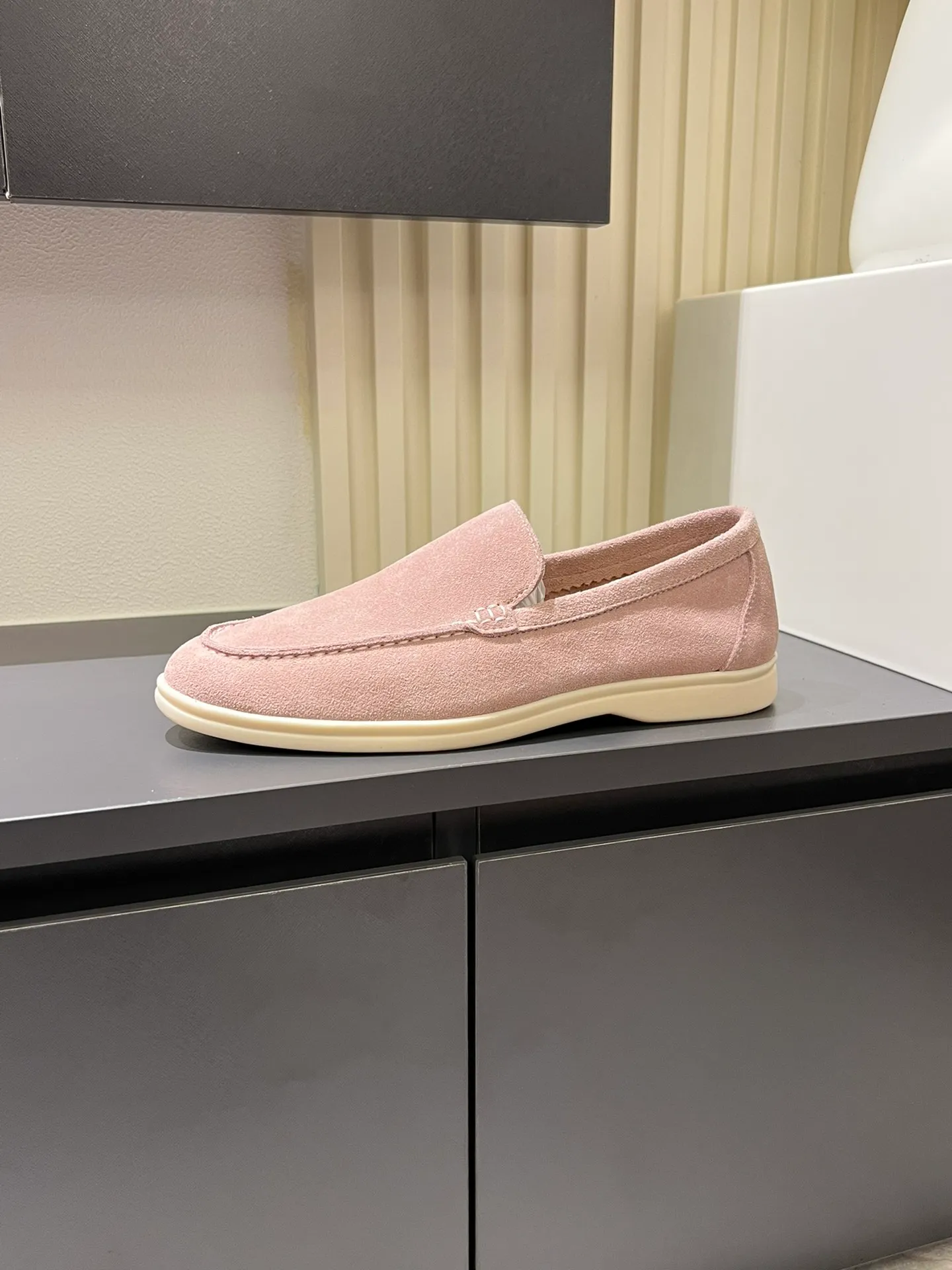 Men's shoes 💰p360 "Loro men's shoes 💰pian'*" Classic L men's shoes for couples 💰p Top version British flat loafers, a must-have item in old money style, the minimalist design is eye-catching and durable, a plus point for dressing The soft foot feel and texture are outstanding. They don’t scratch your feet and are very nice. They are matched with soft and waxy soles. They can be worn daily for a long time without getting tired. They are easy to wear, versatile and classic items, with perfect foot feel and texture! Imported cashmere fabric, the lining is made of imported A-grade water-dyed cow lining, the top version of the genuine leather midsole is sewn with pure handmade mark thread! Size: Female 35-40 (34. Customized) Male 38-44 (45.46. Customized)